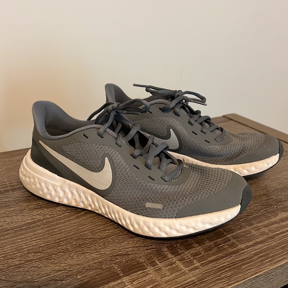 Nike boys 6 Y gray sneakers youth shoes